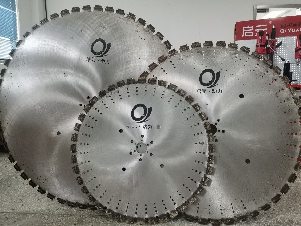 d0b4d0b8d181d0ba-d0b0d0bbd0bcd0b0d0b7d0bdd18bd0b9-d0bfd0be-d0b1d0b5d182d0bed0bdd183-800d0bcd0bc.jpg Диск алмазный по бетону 1000мм